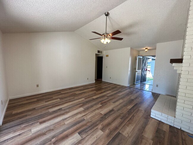Foto del edificio - 1135 Amberwood Ln