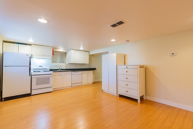 Building Photo - 481 W 19th Ave