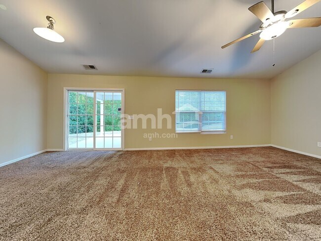 Foto del edificio - 5015 Whitfield Ct