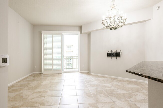 Building Photo - 403 S Sapodilla Ave