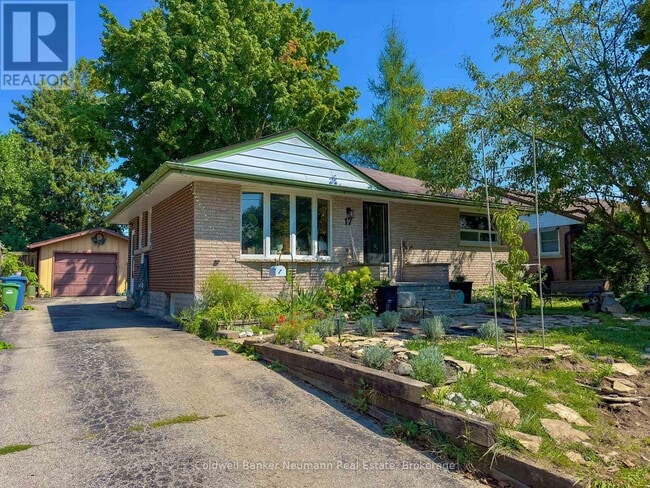 Building Photo - 17 Ottawa Crescent