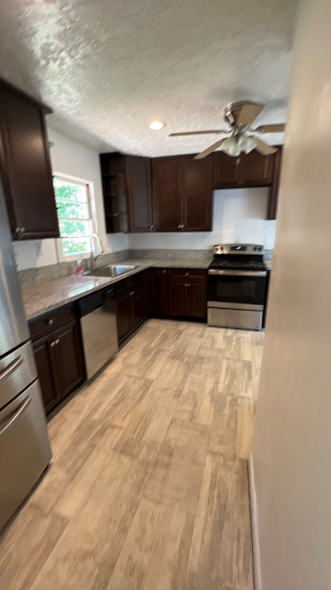 Foto del edificio - 11418 E 13th St