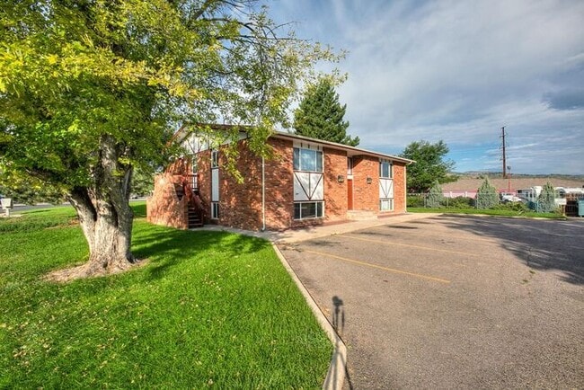Building Photo - Spacious 2bd, 1ba Apartment
