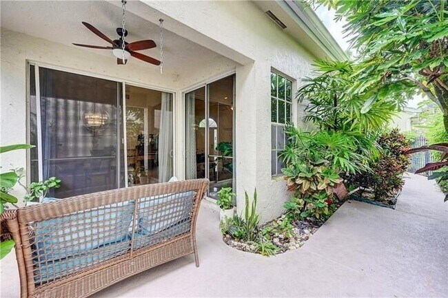 Foto del edificio - 8171 Hampton Wood Dr