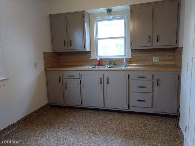 Building Photo - 4 br, 1 bath House - 60 Crumlin Ave