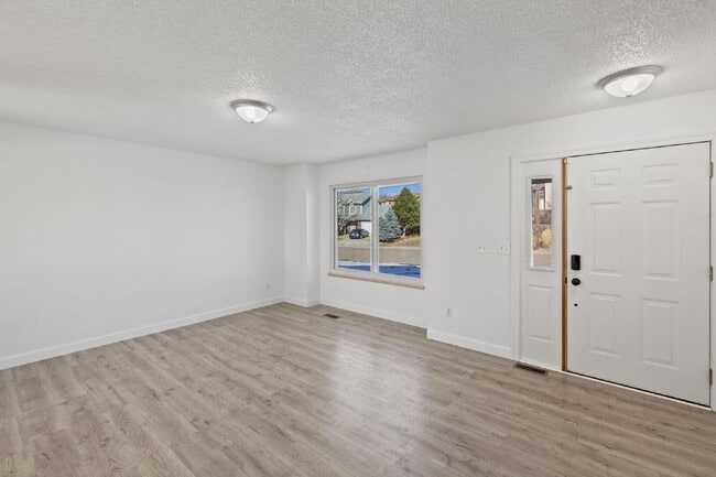 Foto del edificio - Spacious 6-Bedroom / 3.5-Bath Home — Great Location + Solar Savings!