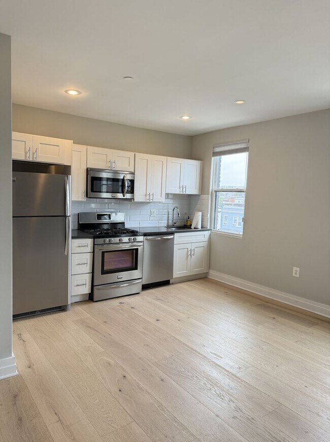 Foto del edificio - Bright Top-Floor 1BR Condo in Columbia Hei...