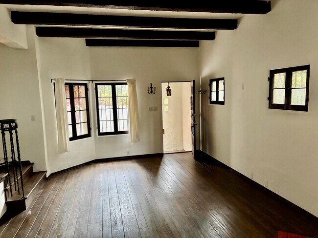 Foto del edificio - 1519 N Hayworth Ave