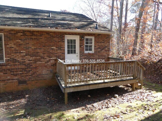 Foto del edificio - 730 Breeze Hill Rd