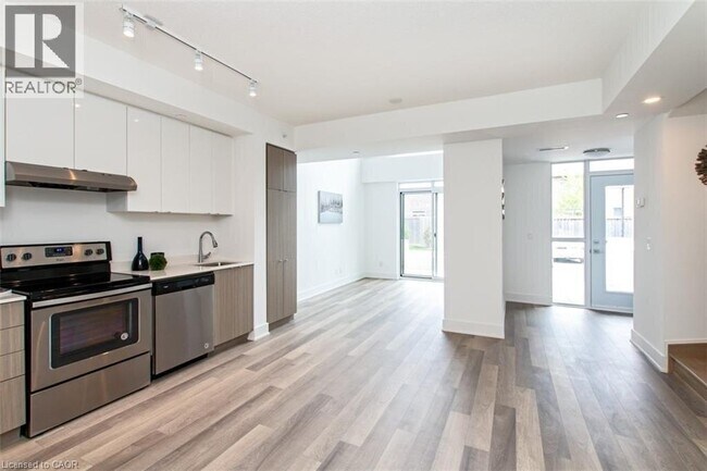 Building Photo - 5260 Dundas St