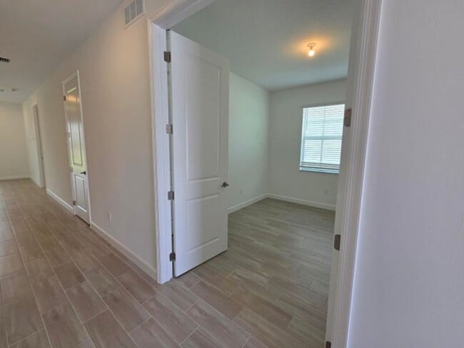 Foto del edificio - 5690 Divine Dr