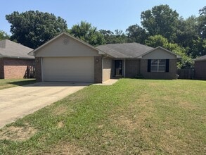 Building Photo - 1290 Pyramid Dr