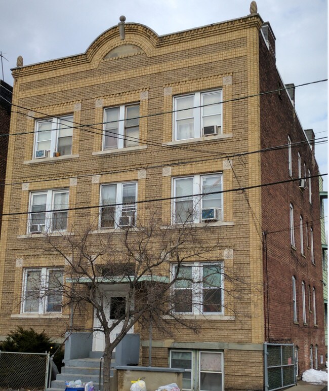Building Photo - 52 Sherman St