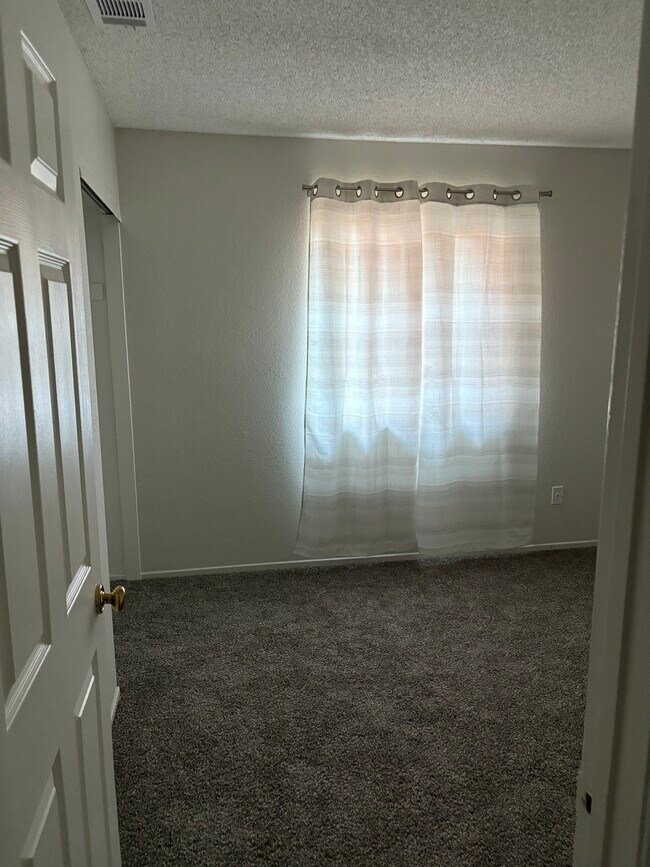 Cama 2 - 2113 Phlox Ave