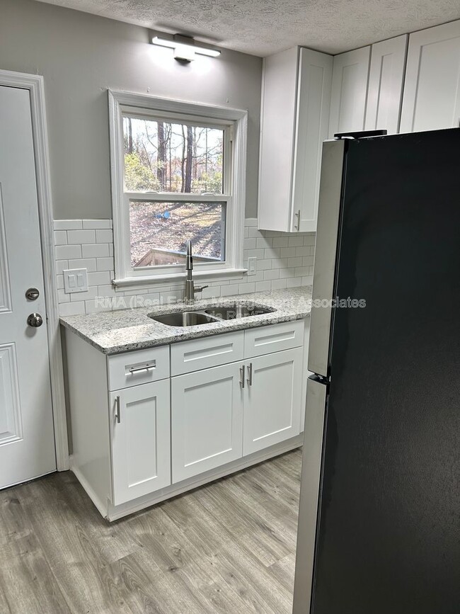 Building Photo - 12b Lisa Ln