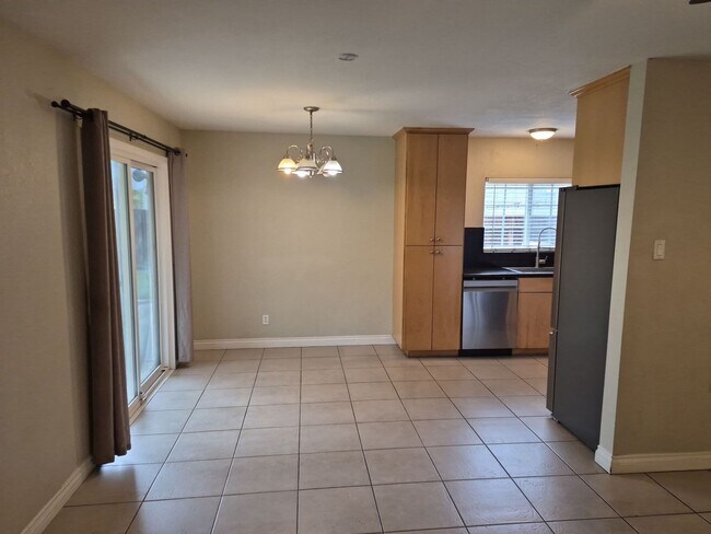 Foto del edificio - Cul-De-Sac Gem with Rare Oversized Yard