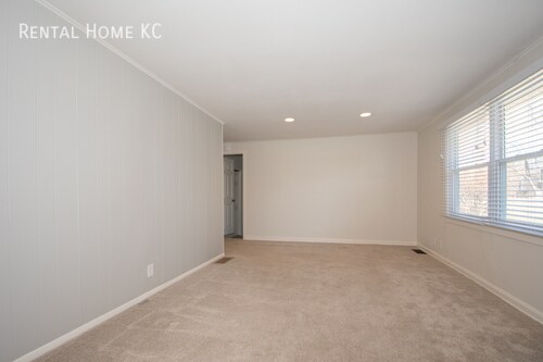 Foto del edificio - Super sharp remodeled 3-bed/2-bath Ranch  ...