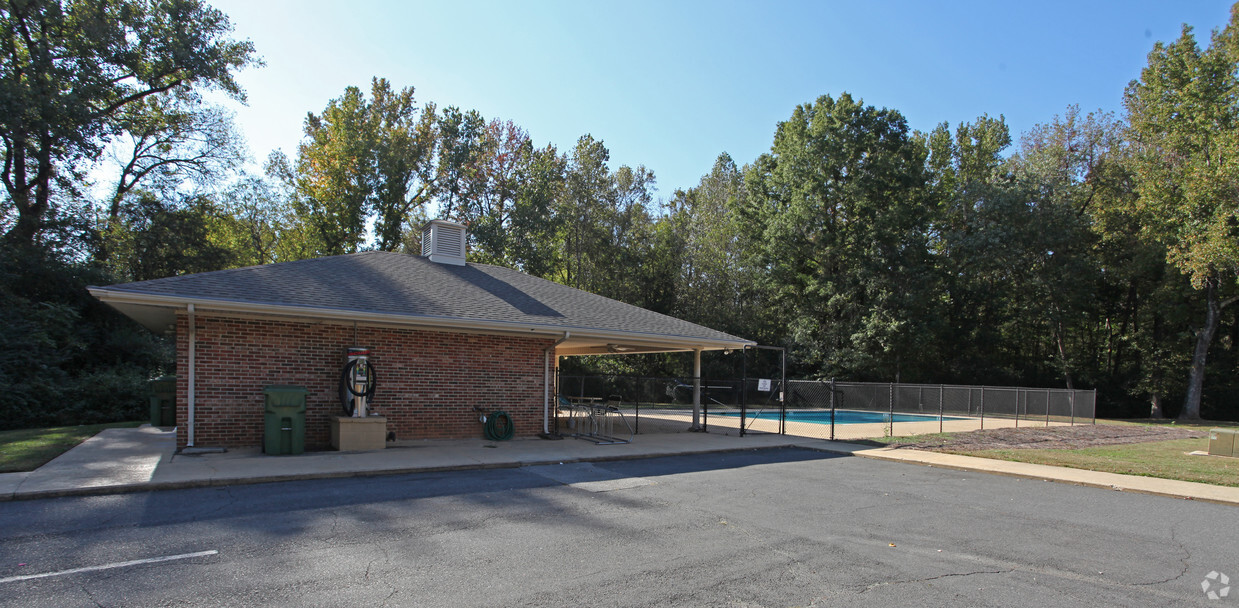 Building Photo - Woodhaven and Oakhaven Apartments