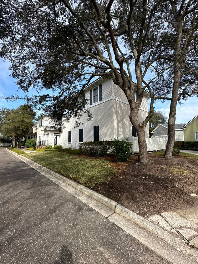 Primary Photo - Amelia Island Awaits: Move-In-Ready One-Be...