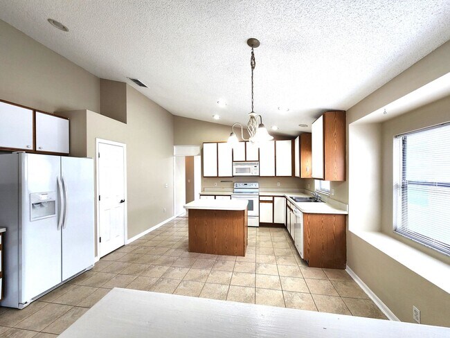 Building Photo - Open Spacious Floor Plan; Vaulted Ceiling;...