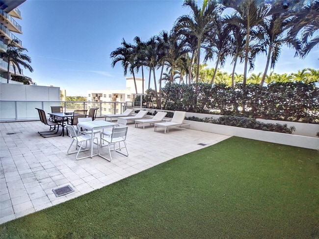 Building Photo - 3101 Bayshore Dr