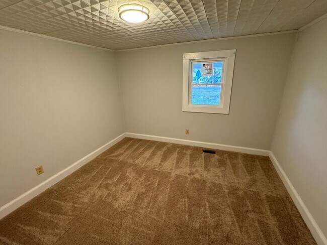 Building Photo - 4 Bedroom Brick House - Vouchers Accepted