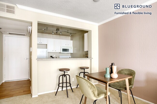 Foto del edificio - 1710 N Fuller Ave