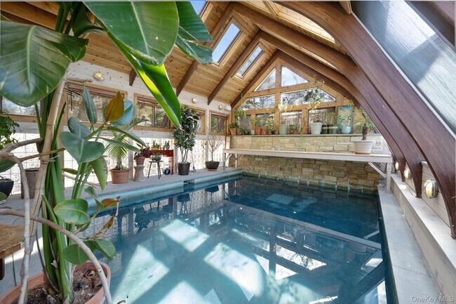 Foto del edificio - 1 Burkeshire Dr