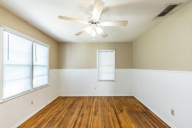 Foto del edificio - 2-Bedroom Home - Cozy 705 sq ft Oasis with Full Bath!