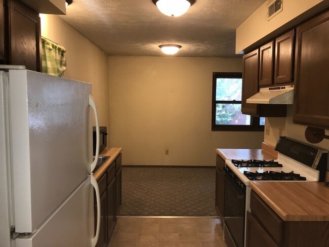 Building Photo - 2 br, 1 bath Apartment - 405 E. Olive