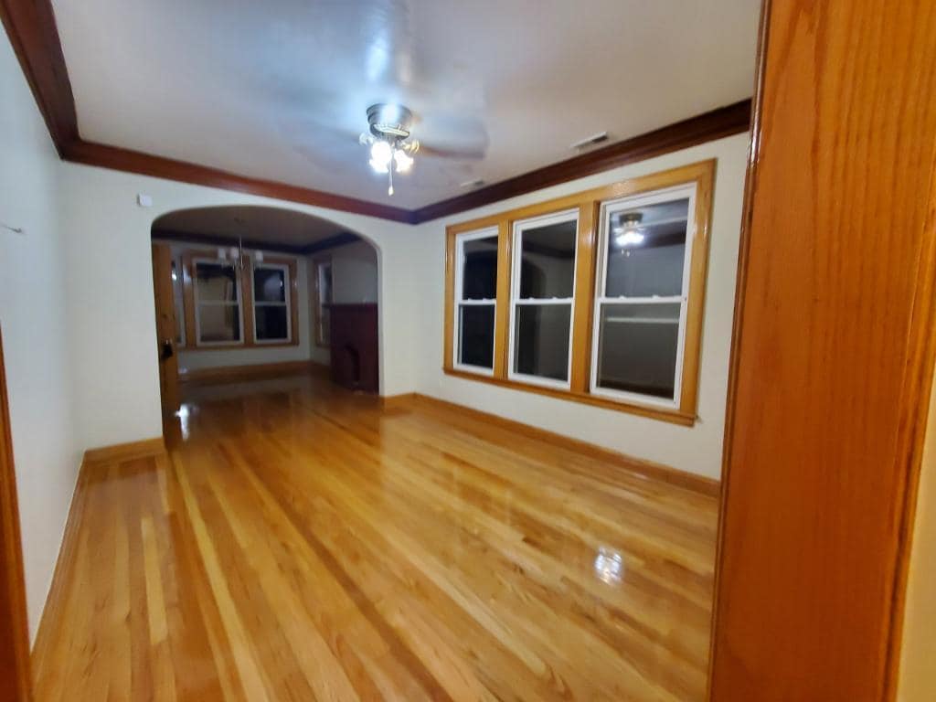 Foto del edificio - 8716 S Exchange Ave