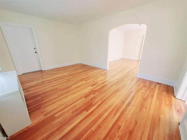 Building Photo - 2 br, 1 bath Condo - 30 Colonial Rd Apt 2