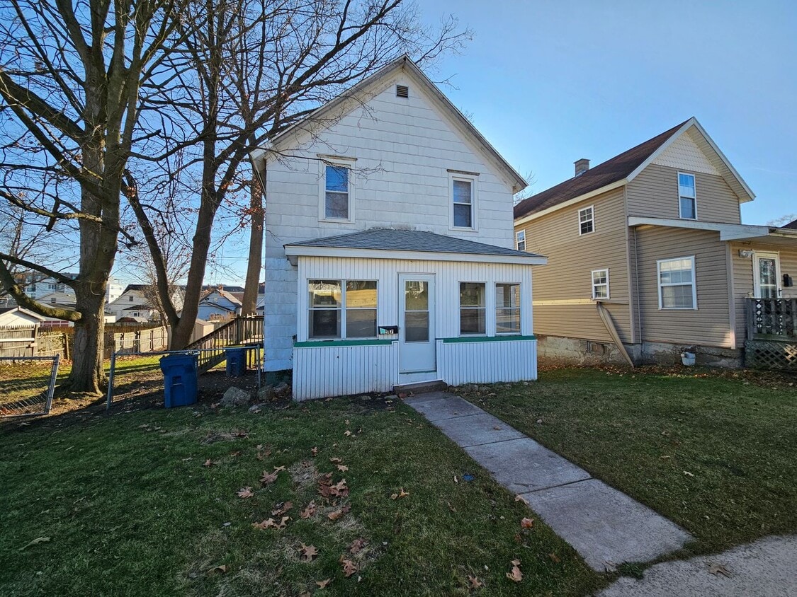 Primary Photo - 3 bed, 1 bath, Mishawaka. Fenced Yard. Gar...