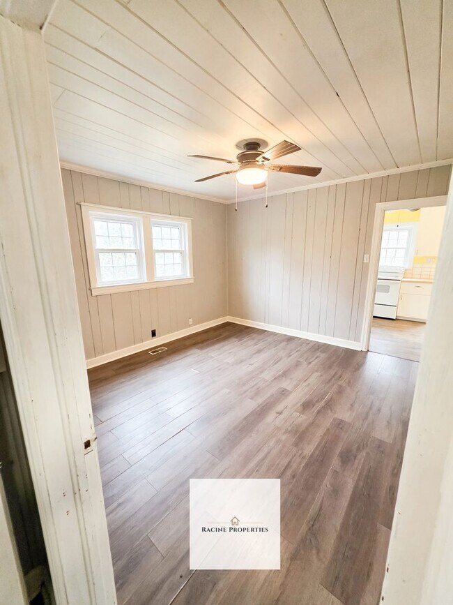 Building Photo - Two Bedroom Home Near Lake Blalock!