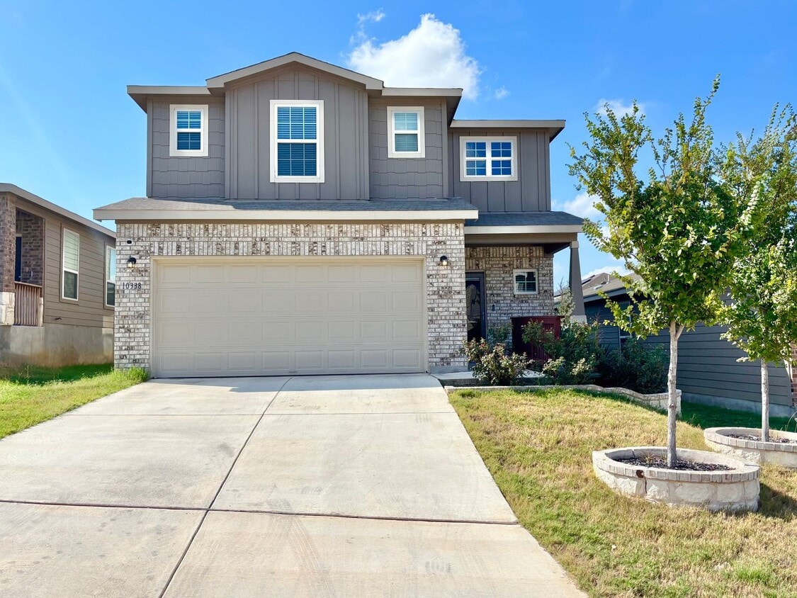 Foto principal - Beautiful two story home with flex space a...