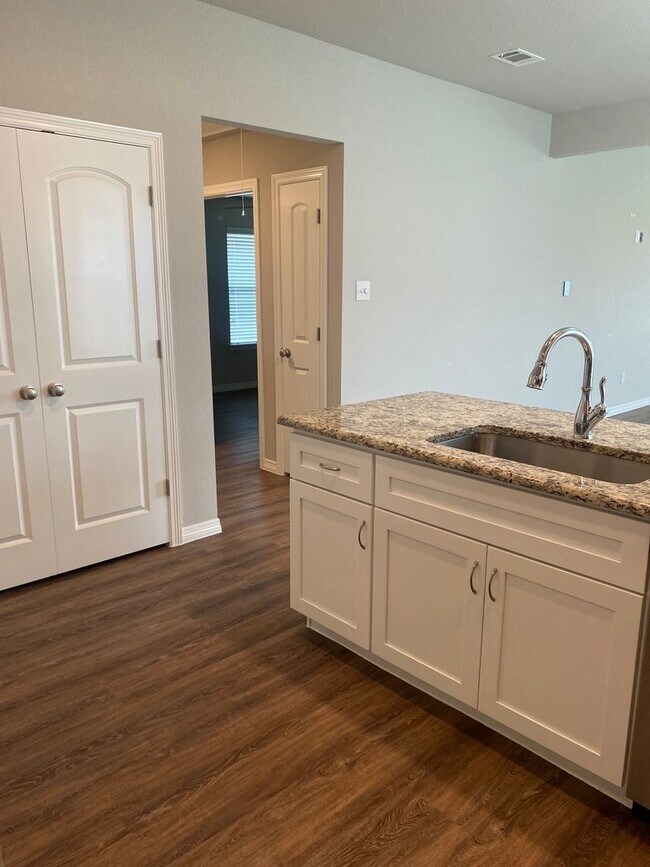 Foto del edificio - Affordable Brick Home located in the heart of Burleson!