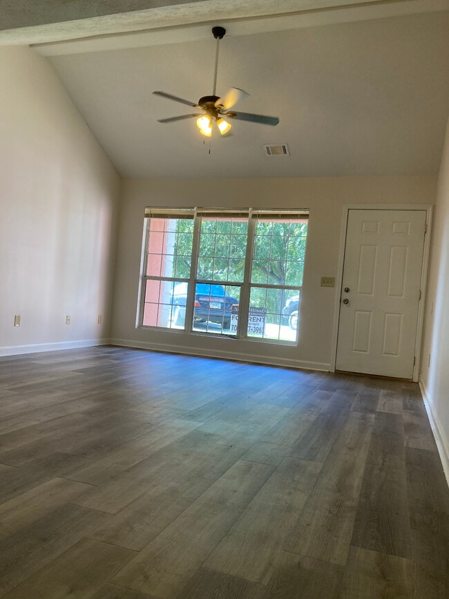 livingroom - 2930 Lee Rd 430