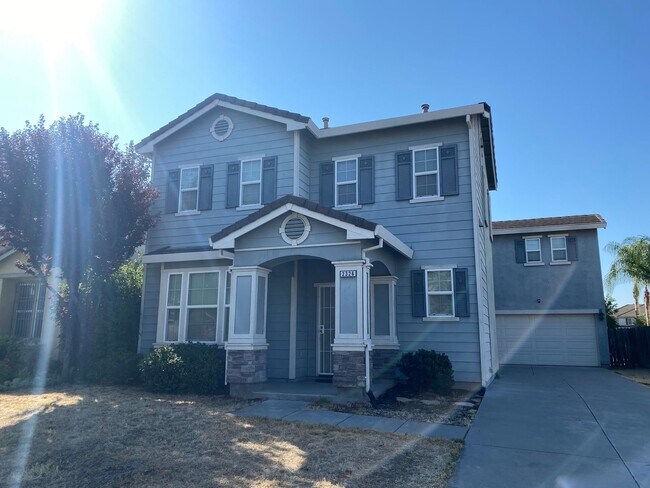 Foto del edificio - Gorgeous Four Bedroom Two Story Home Near ...