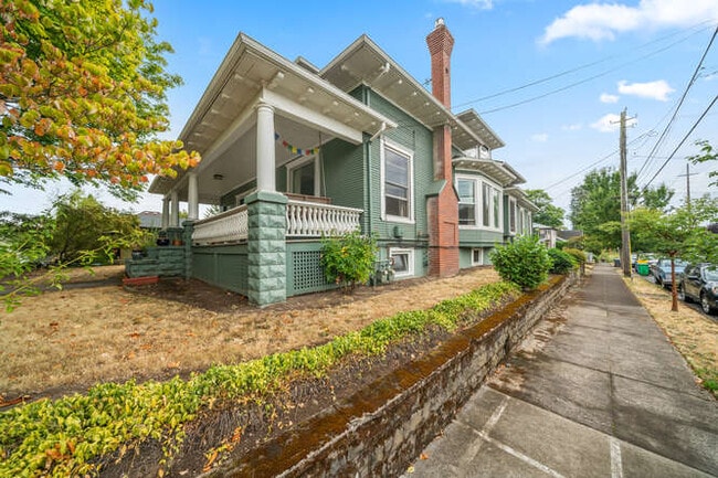 Building Photo - 204 NE Wygant St