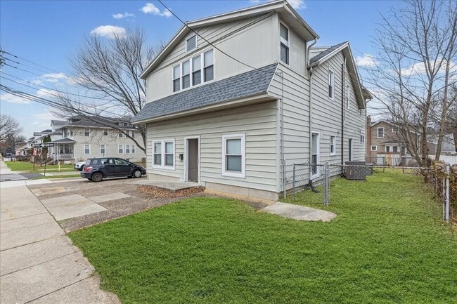 Building Photo - 127 E Pine St