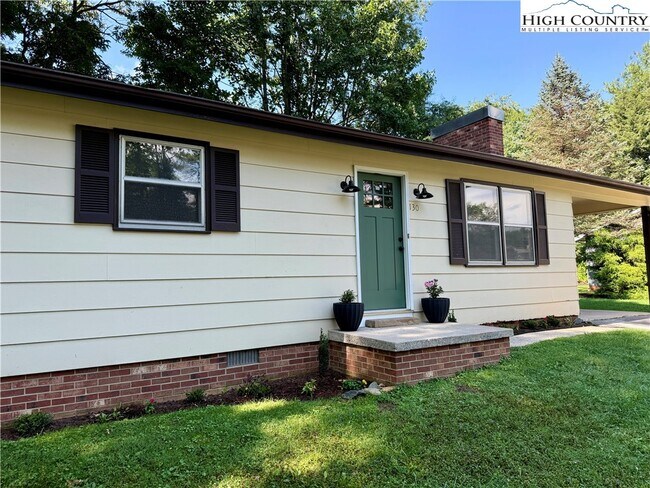 Foto del edificio - 130 Maple Dr