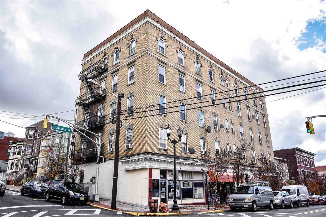 Primary Photo - 1614 Summit Ave