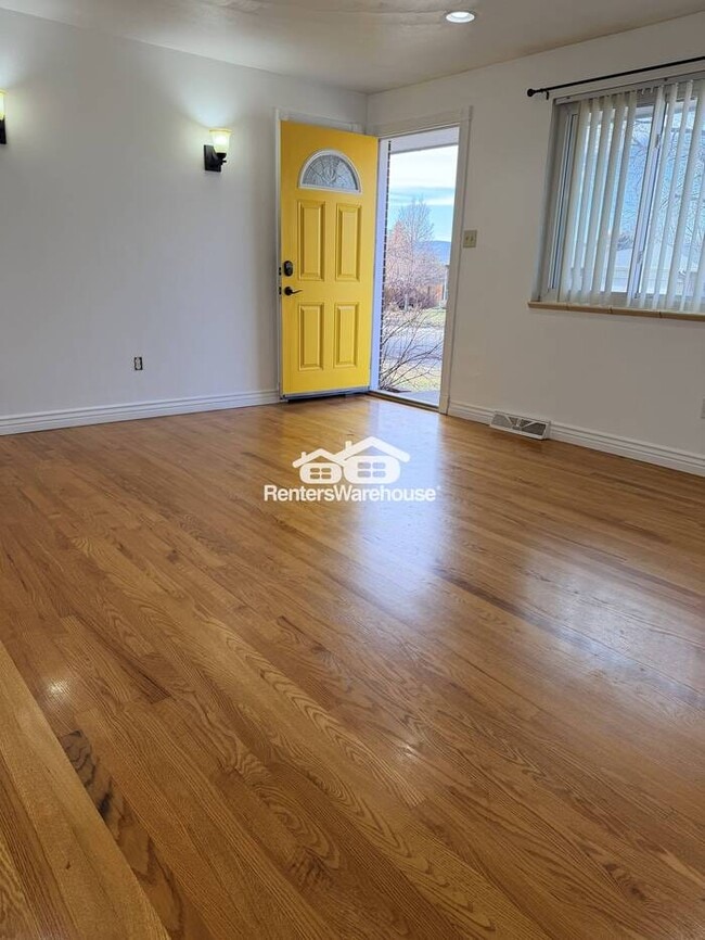 Building Photo - 5 Bedroom 2.5 Bath Brick Ranch in Arvada Available NOW!