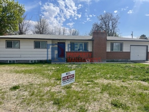 Building Photo - 405 W Hazel St