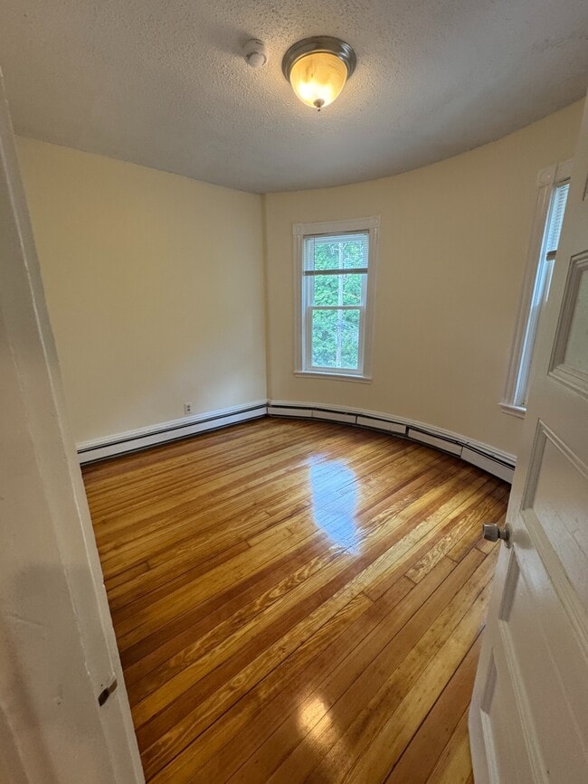 Foto del edificio - 64 Fisher Ave