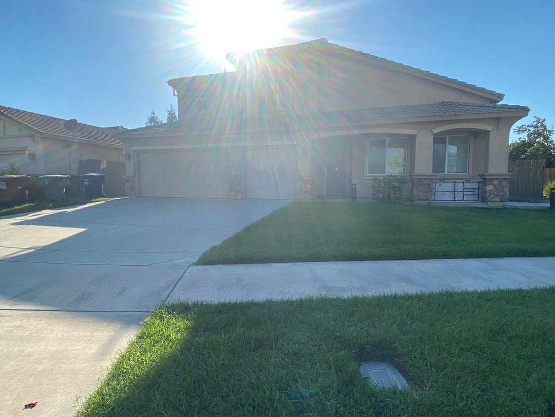 Building Photo - Big beautiful Home for rent in Visalia, Ca