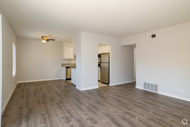 2BR, 1BA - 1,048SF - Riverside Gardens