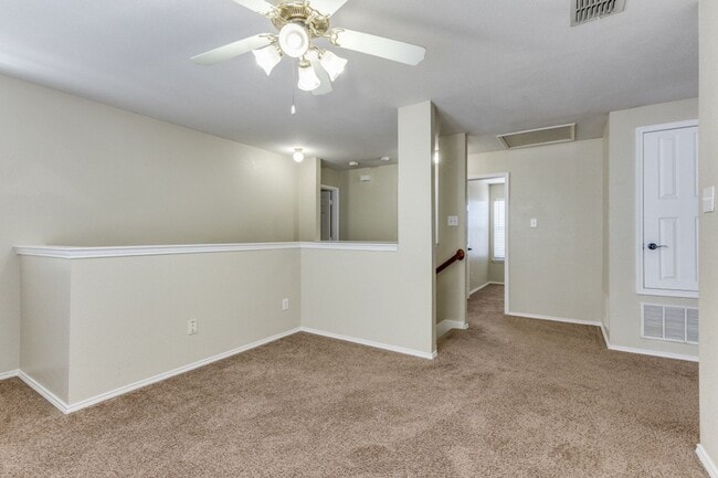Foto del edificio - Hard to find 4 bedroom in Master Planned C...
