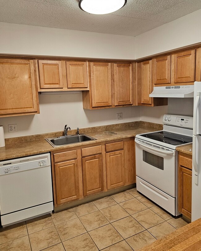 Building Photo - 5200 Hilltop Dr