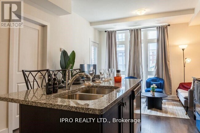 Photo du bâtiment - 12868-12868 Yonge St